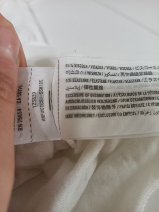 Bluzka damska z długim rękawem i odkrytymi ramionami.