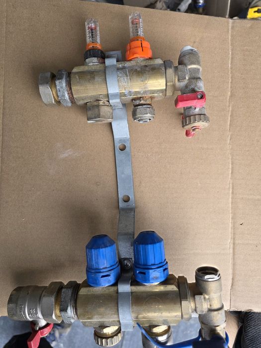 Rozdzielacz dwusekcyjny do ogrzewania podłogowego