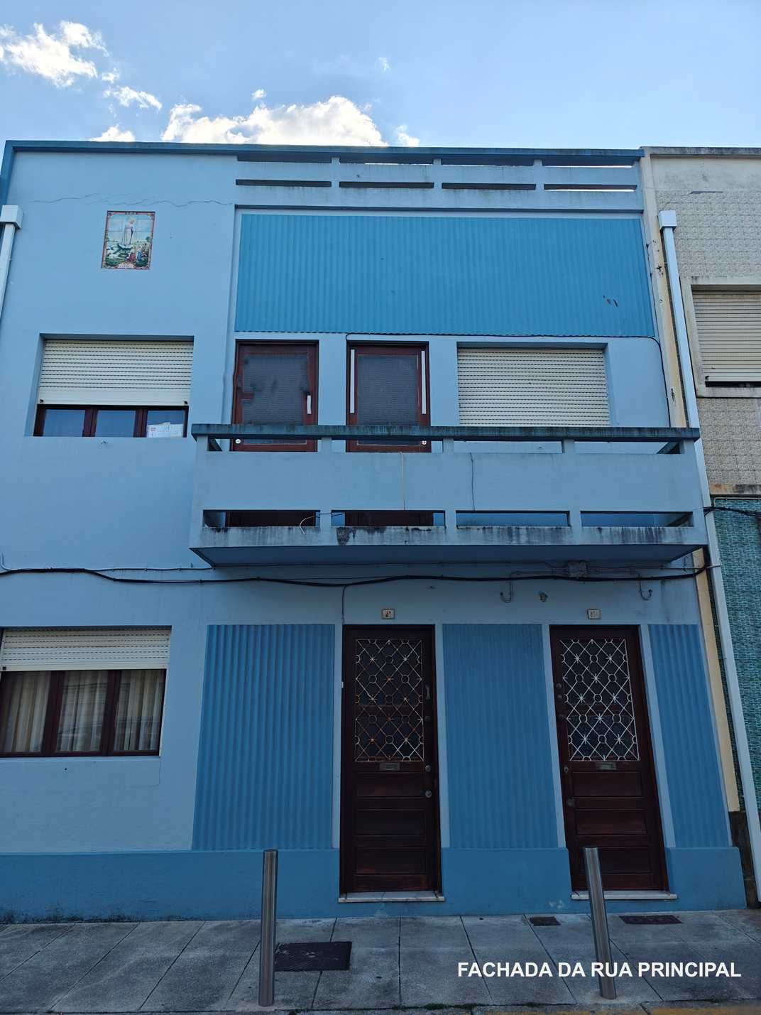 Moradia de 3 andares c/ terreno extenso para reabilitar ou reconstruir