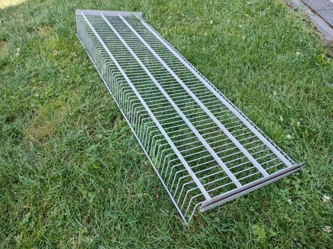 Metalowe półki do regałów modułowych.