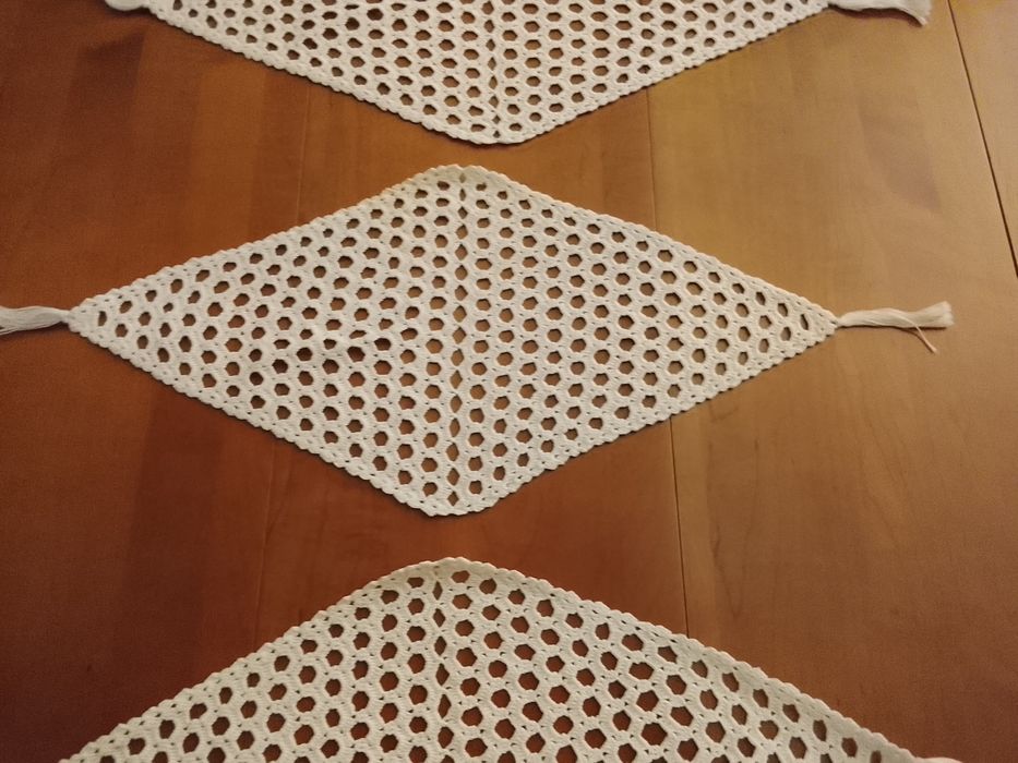 Conjunto de três naperons em crochê feitos á mão