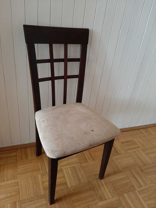 Używane drewniane krzesło z lat siedemdziesiątych ( dawny PRL)