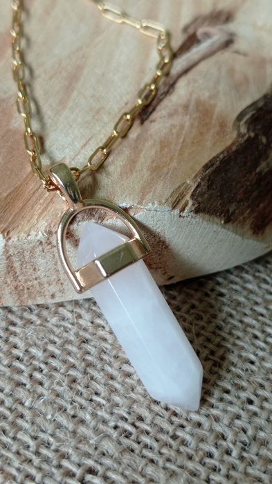 Przecena, Naszyjnik z kwarcu różowego w złotym, metalowym okuciu