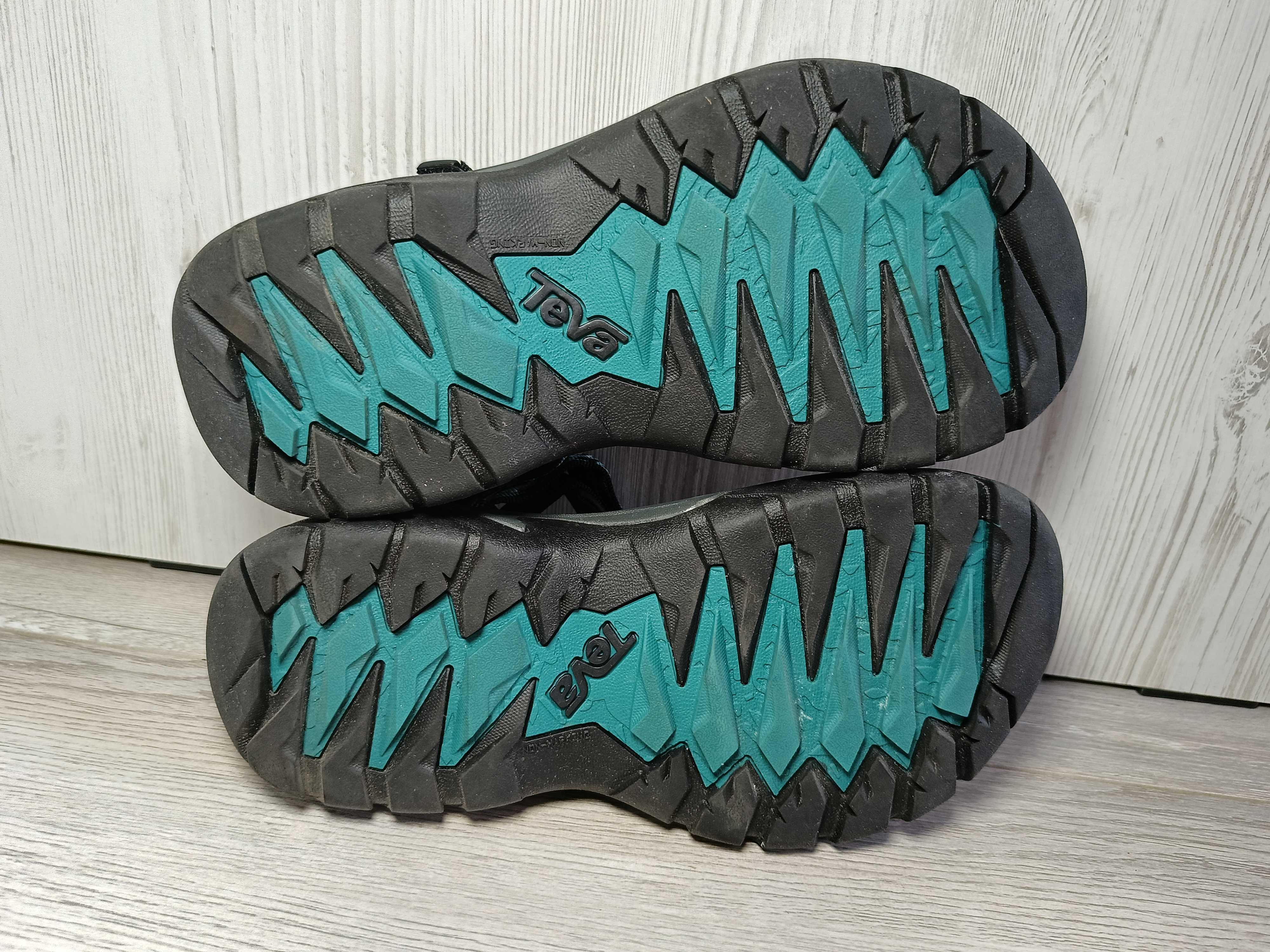 Сандалі Teva                        .