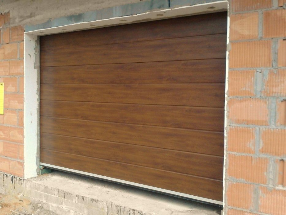 Brama segmentowa garażowa - 500 x 225 na wymiar ORZECH