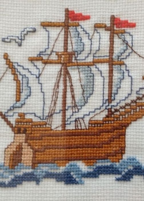 2 quadros em ponto de cruz com molduras