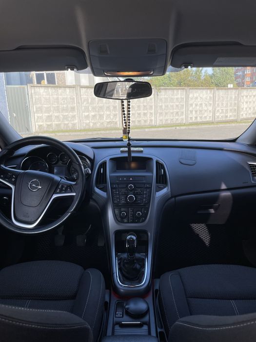 Opel Astra J Sports Tourer 2012 року