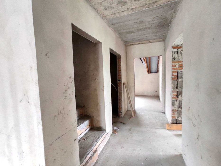 Продається 2-поверховий будинок