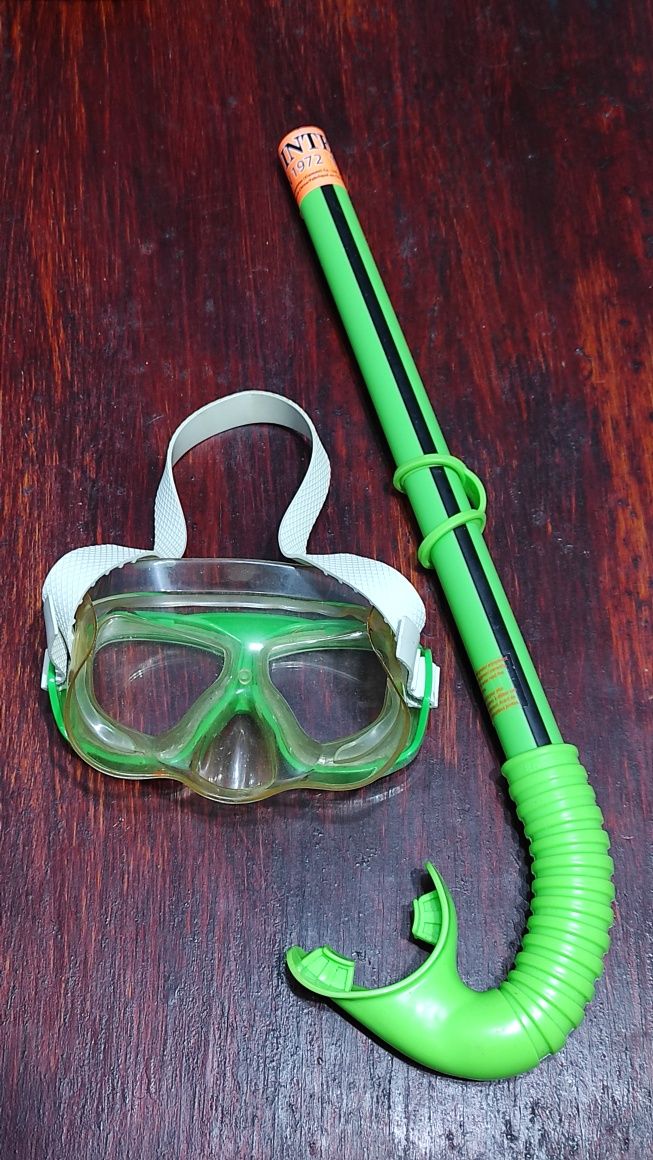 Окуляри та набір (трубка плюс маска) для плавання.