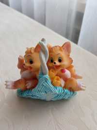 Figurka z dwoma kotkami