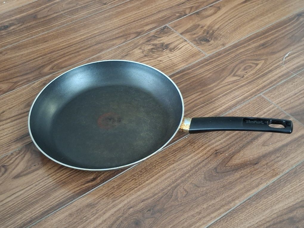 Patelnią teflonowa Tefal śr 27 cm