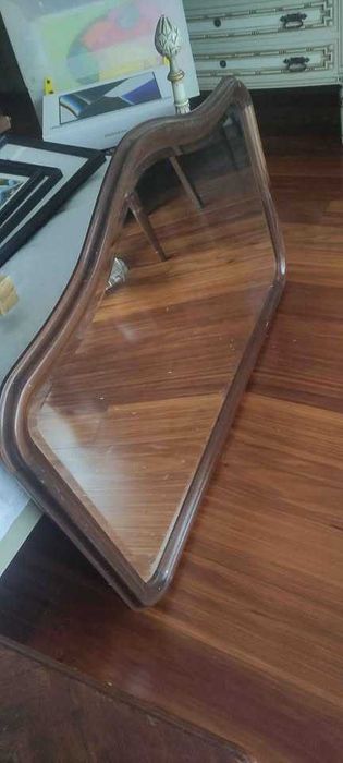 Espelho com moldura em madeira