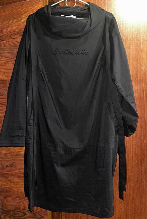 Стильне чорна сукня сорочка з написом зі страз