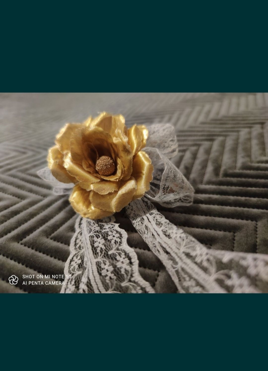 Piękna żakardowa koronkowa kokarda biała ze złotą róża i złotym pąkiem