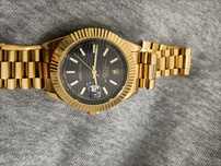 Relógio dourado automático