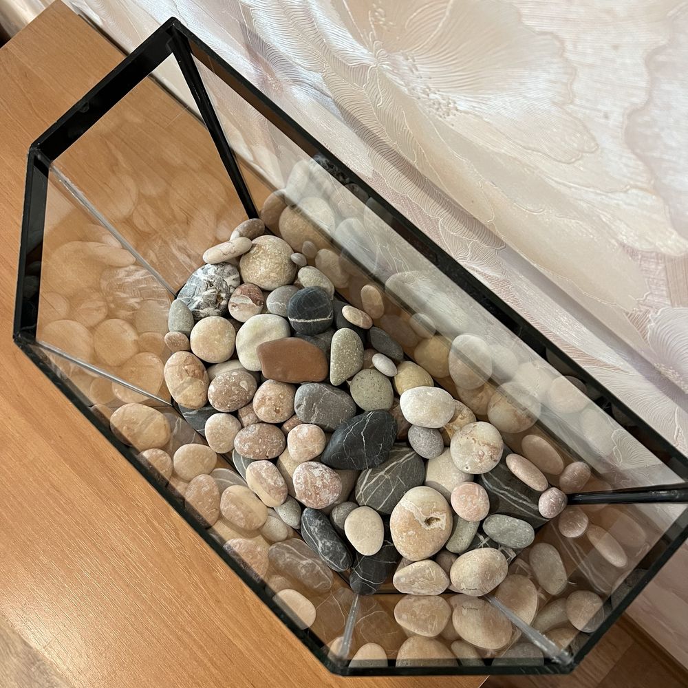 Стеклянный аквариум с камнями (галькой)