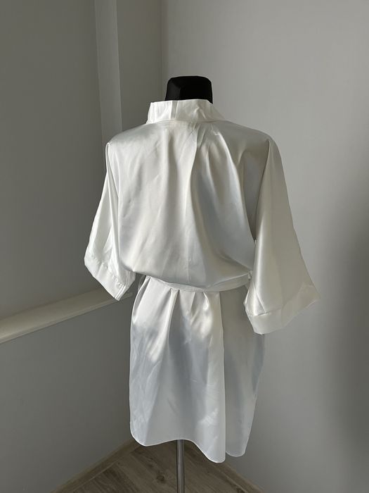 Biały szlafrok ślubny ślub przygotowania panna młoda