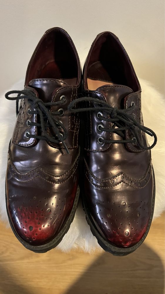 Sapatos Oxford Bordô sola de rasto Stradivarius