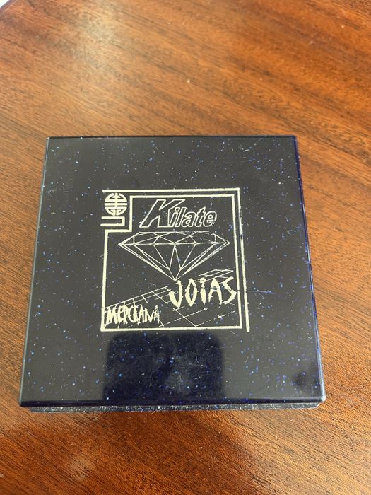 Colar de plastico com peca de metal com caixa