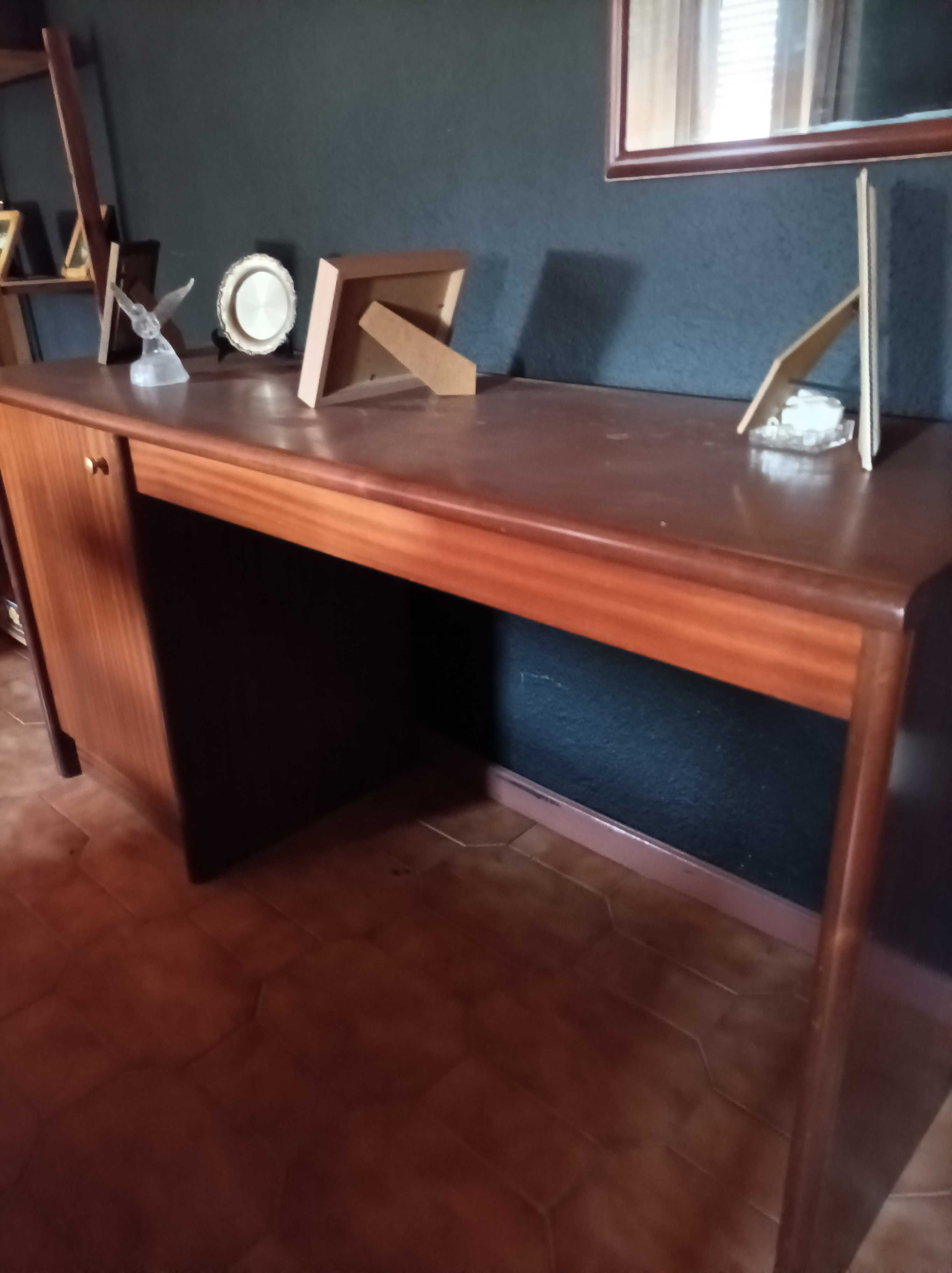 Secretaria em madeira
