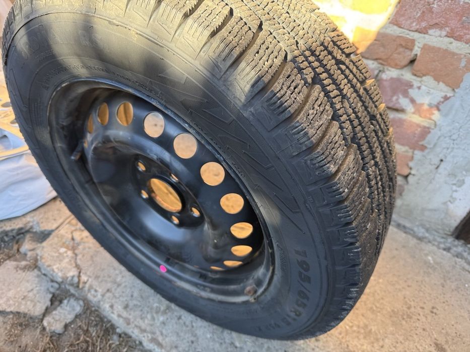 Зимова резина Nokian R15 з дисками та ковпакам