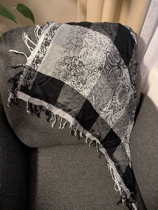 szal / chusta trójkątna z delikatnej tkaniny