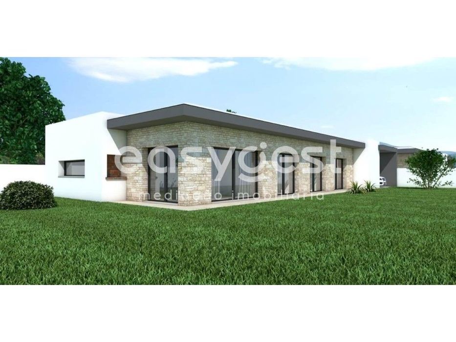 Moradia T4 Térrea inserida num Terreno com cerca de 1500m2