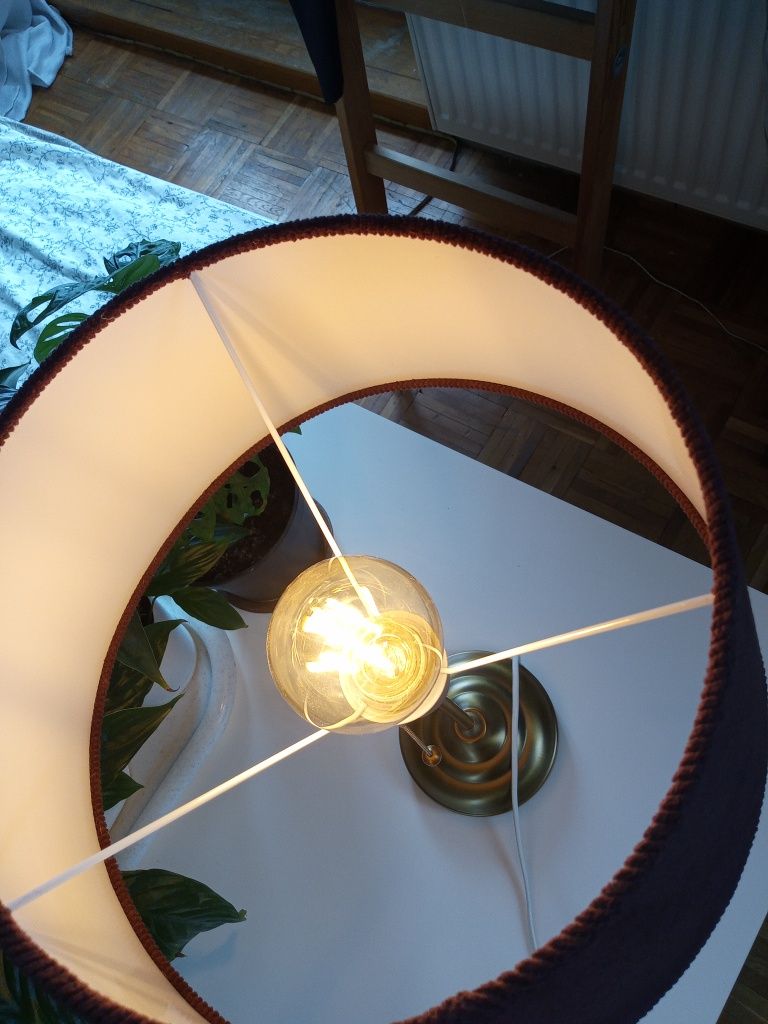 Lampa z bordowym abażurem Ikea model Arstid