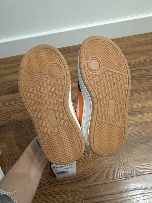 Білі стильні кросівки на липучках з синіми і оранжевими вставками