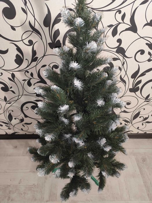 Затишна ялинка з засніженими кінчиками. Ідеальний стан!