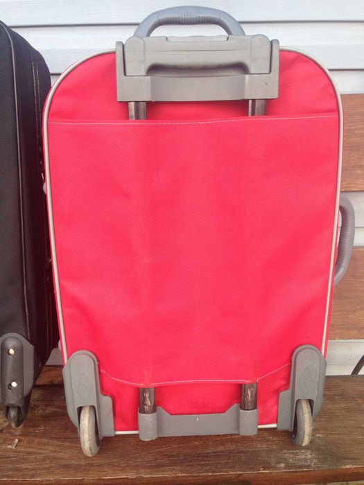 Чемодан 69х45х21 см, 69х49х25 в хорошем состоянии.