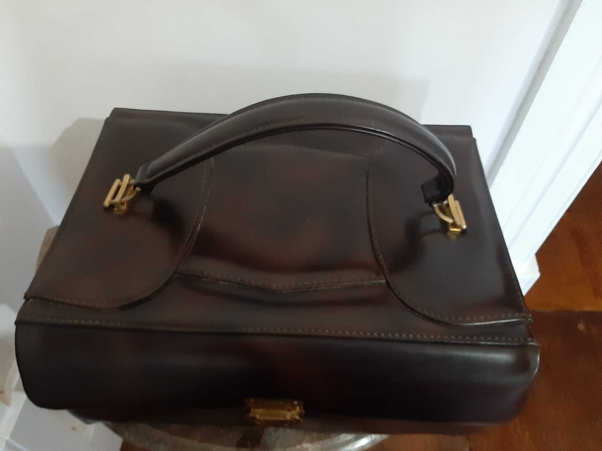 Antigo e Grande Necessaire com muita arrumação.