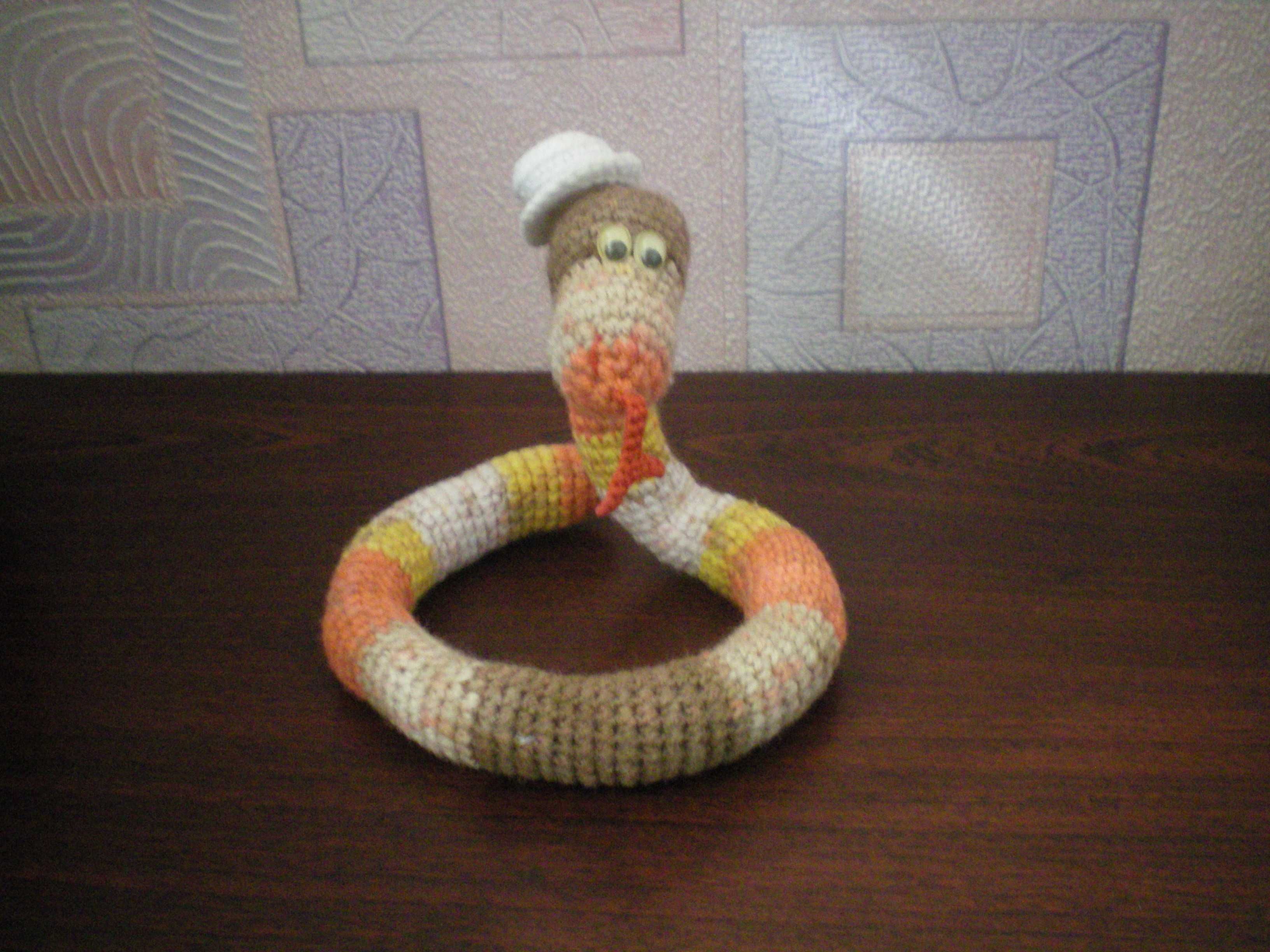 Игрушка мягкая вязаная Змея в шляпке