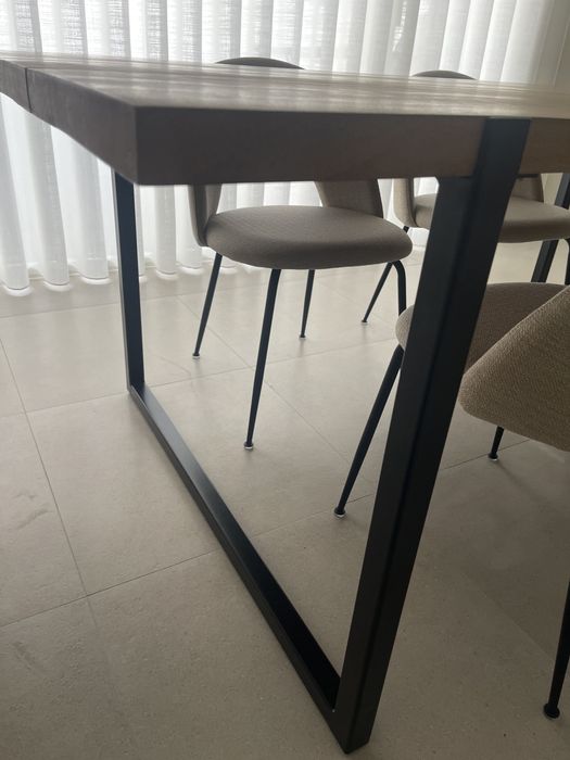 Mesa de madeira e ferro