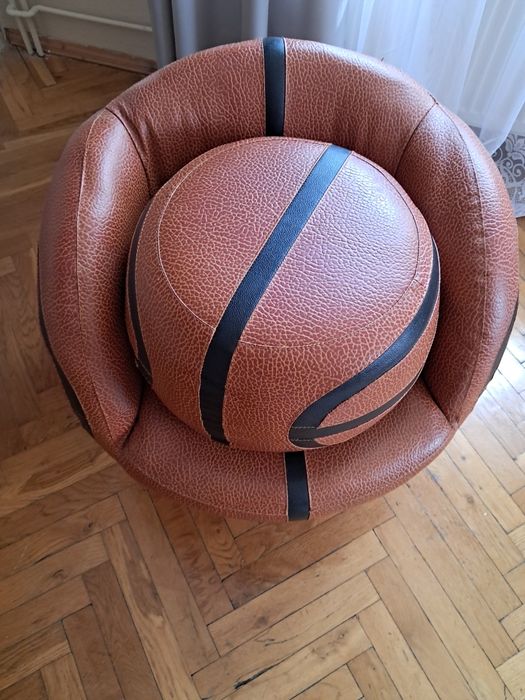 Fotel dziecięcy z podnóżkiem