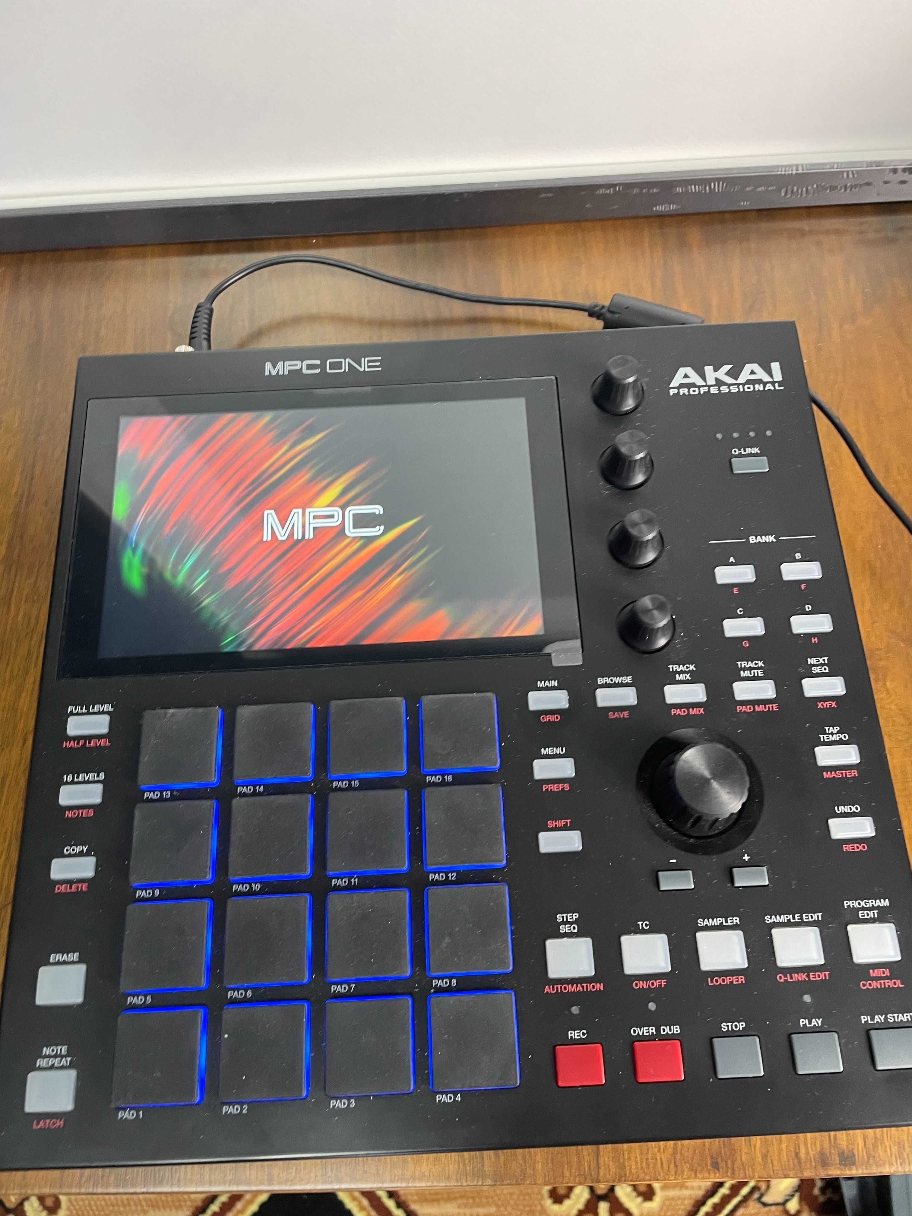 Akai MPC One z pokrowcem. Jeśli szukasz w stanie idealnym to zapraszam