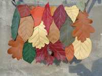 Artystyczna torebka skórzana z jesiennymi liśćmi. Handmade