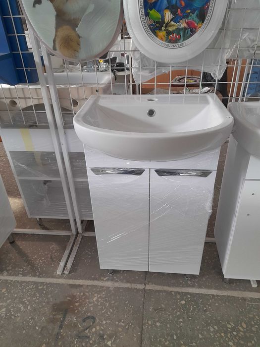 Умивальник на тумбі для ванної кімнати.