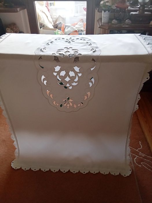 Obrus z haftem richerieu
