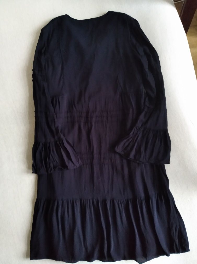 Sukienka firmy Massimo Dutti.