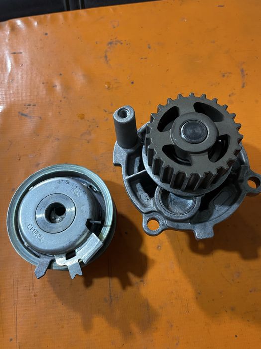 Продам помпу і натяжний ролік W golf 4. 1.6 16v бензин