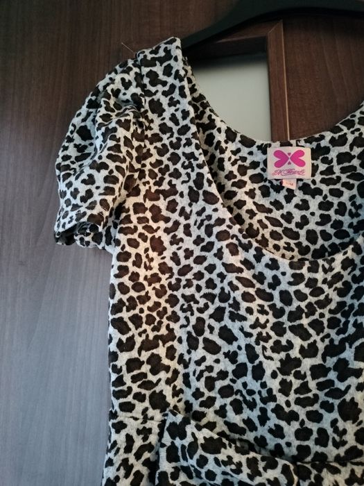 Sukienka w panterkę z kokardą