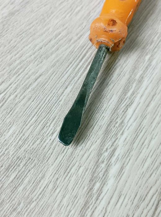 Mały stary śrubokręt płaski śrubokręcik pomarańczowy PRL 7,5 cm