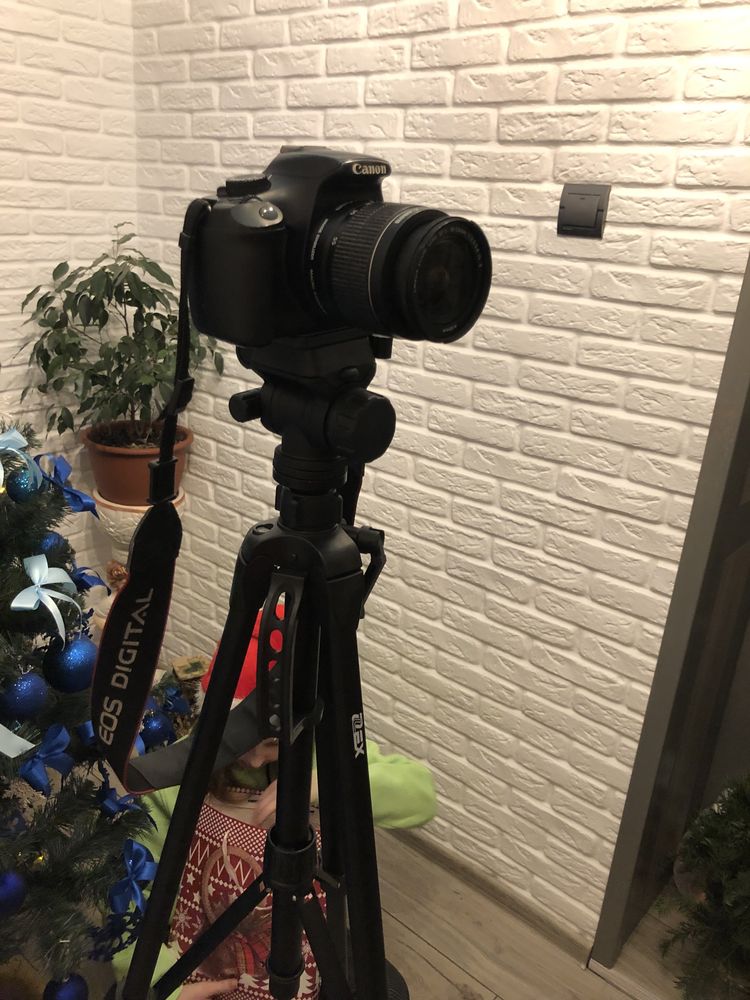 Продам фотоапарат  canon d1100