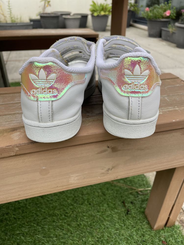 Sapatilhas Adidas em branco. Tamanho 35