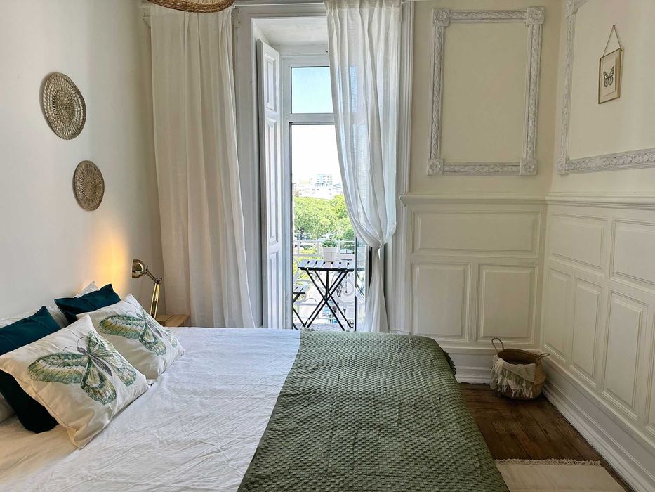 Quarto casal Av 5 Outubro sem caução entrada imediata