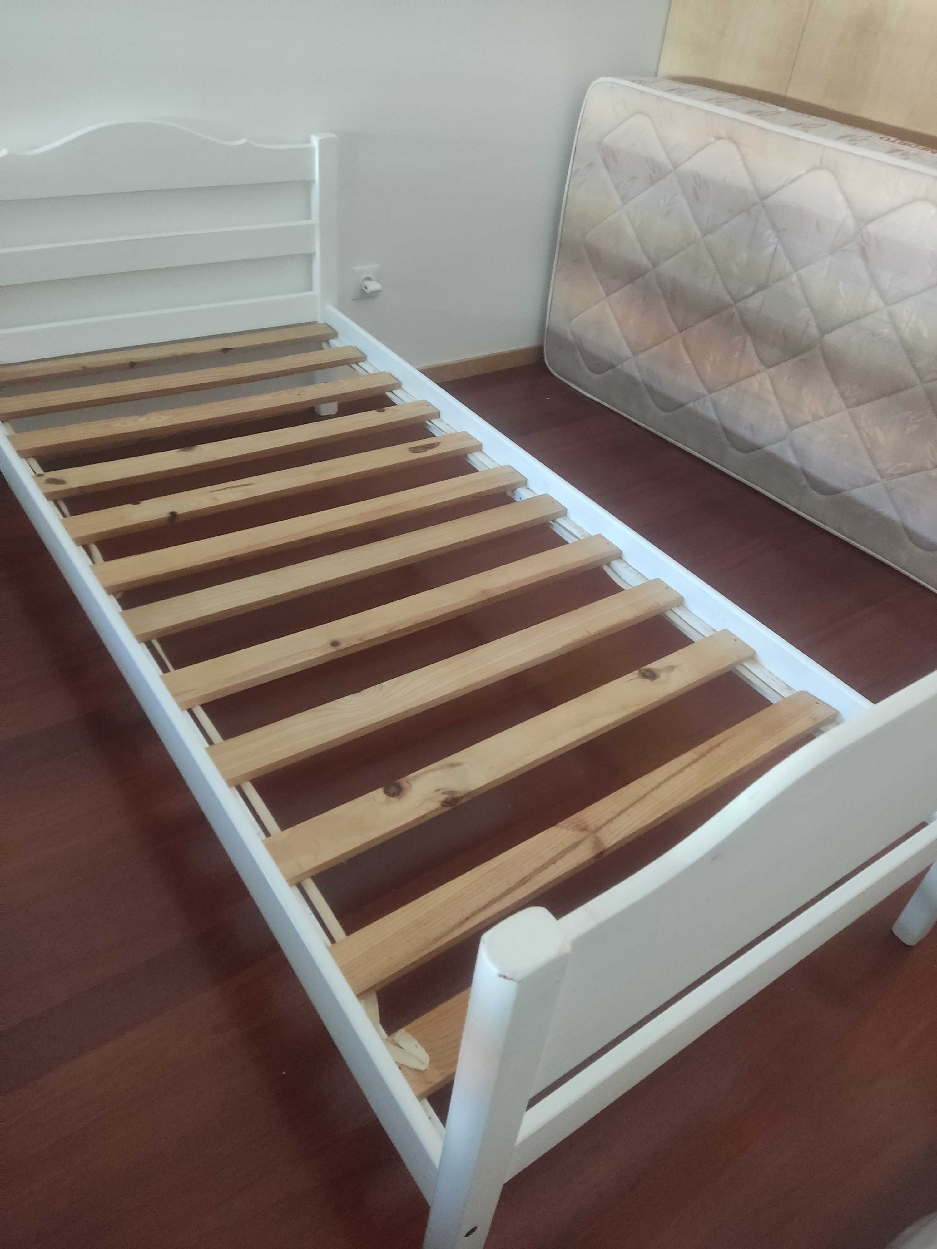 Cama de solteiro branco com colchão incluído
