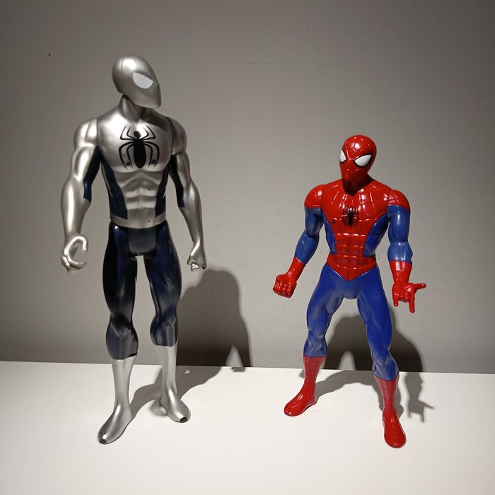 Figurki Spiderman srebrny i czerwony zestaw 2 szt  bohaterzy