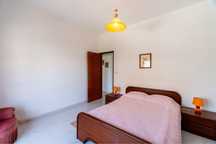 Quarto de casal ( cama e mesa de cabeceira )