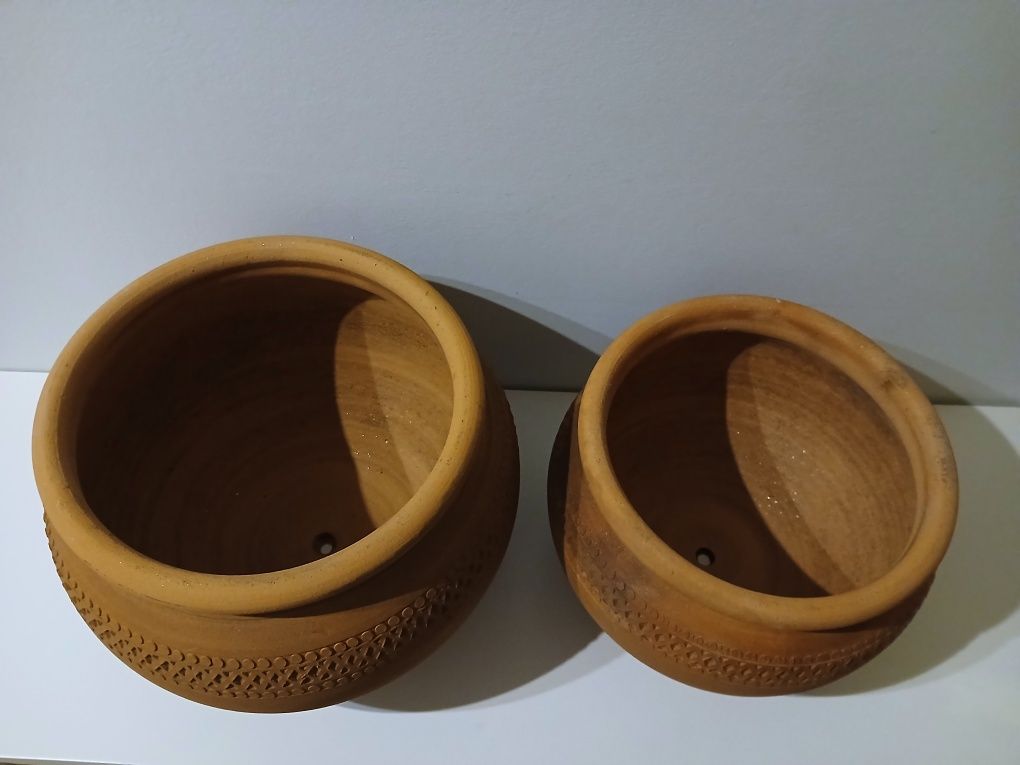 Vasos de barro redondos com trabalhado